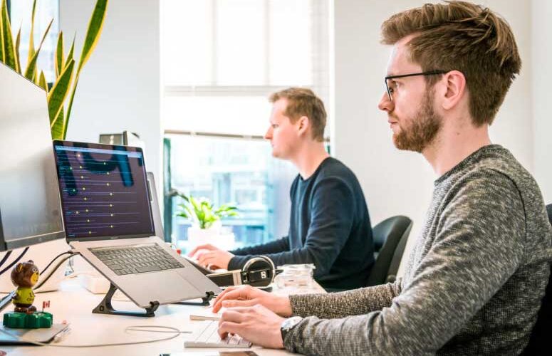 Stop Guessing: Copywriter vs. Social Media Manager – Which Expert Do You Really Need to Start Hitting Sales Targets?